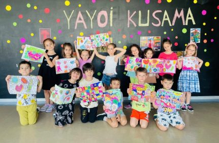 MİNİK SANATÇILAR YAYOİ KUSAMA'NIN RENKLİ DÜNYASINI KEŞFETTİ
