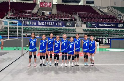 SEZONUN SON KUPASI MİNİK VOLEYBOLCULARDAN