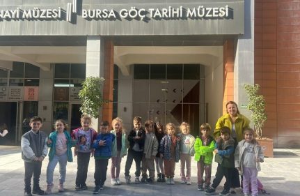 ANASINIFI ÖĞRENCİLERİ BURSA GÖÇ MÜZESİ'NDE TARİHİ YOLCULUĞA ÇIKTI