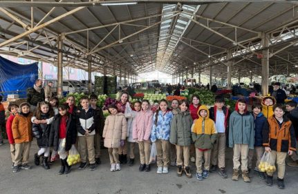 3. SINIF ÖĞRENCİLERİ MEVSİM MEYVELERİNİ PAZARDA ÖĞRENDİ