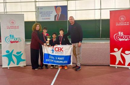 3 MART KÜÇÜK ERKEK TENİS TAKIMI BURSA 3'ÜNCÜSÜ OLDU