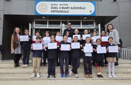 ORTAOKULU ÖĞRENCİLERİNDEN FRANCOPHONİE GECESİNDE ETKİLEYİCİ PERFORMANS