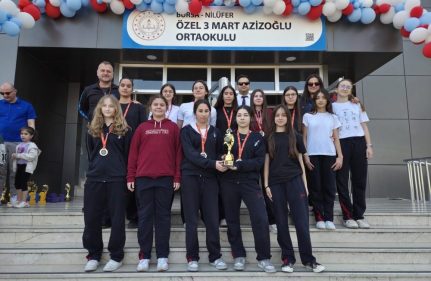 YILDIZ KIZ VOLEYBOL TAKIMI ŞENLİKLERDE ZİRVEYİ BIRAKMADI