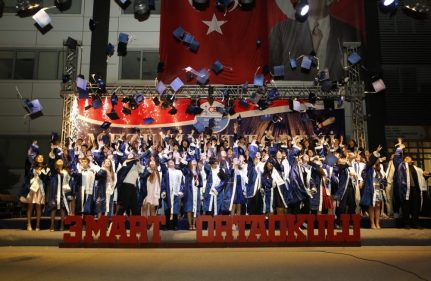ORTAÖĞRETİME UĞURLAMA TÖRENİNDE UMUTLAR GÖKYÜZÜNE YÜKSELDİ